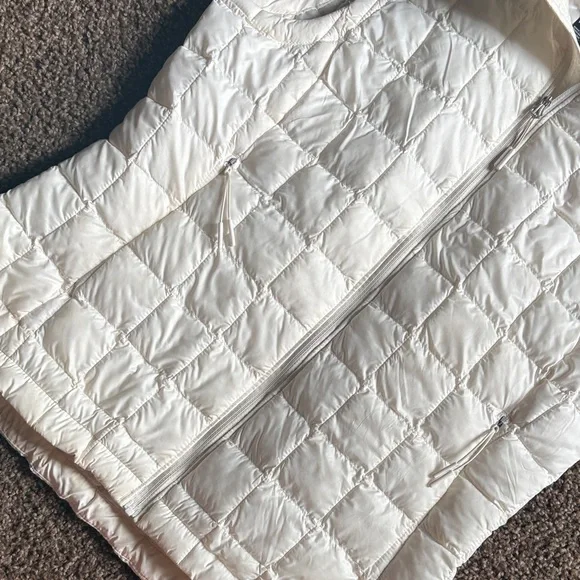 The North Face Women's Ivory Quilted Vest - Picture 4 of 8